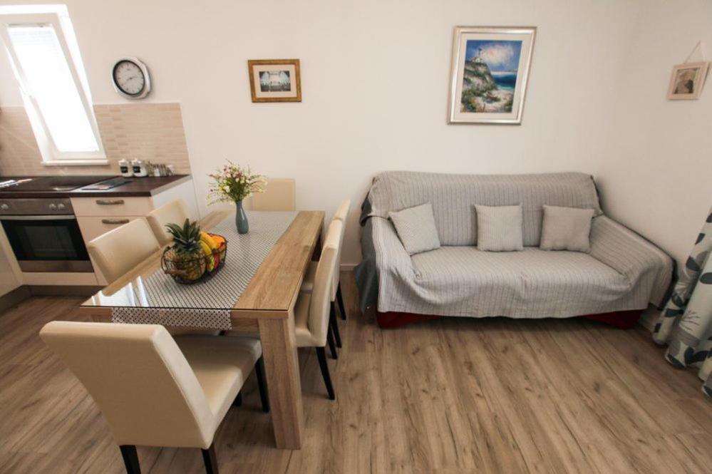 Apartments Luka Рогозница Экстерьер фото