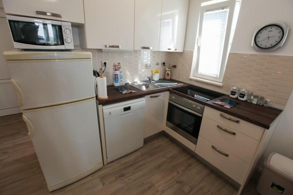 Apartments Luka Рогозница Экстерьер фото