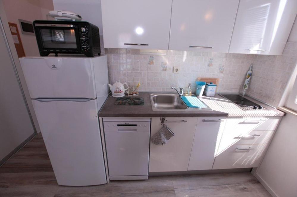 Apartments Luka Рогозница Экстерьер фото